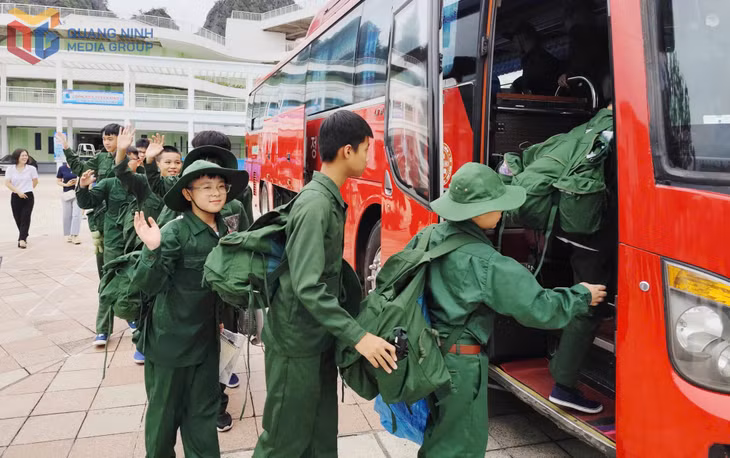 Các em thiếu nhi hào hứng tham gia 