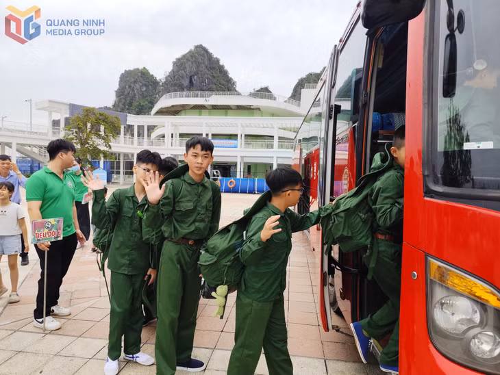 Thiếu niên hào hứng lên đường tham gia "Học kỳ trong quân đội" năm 2025.