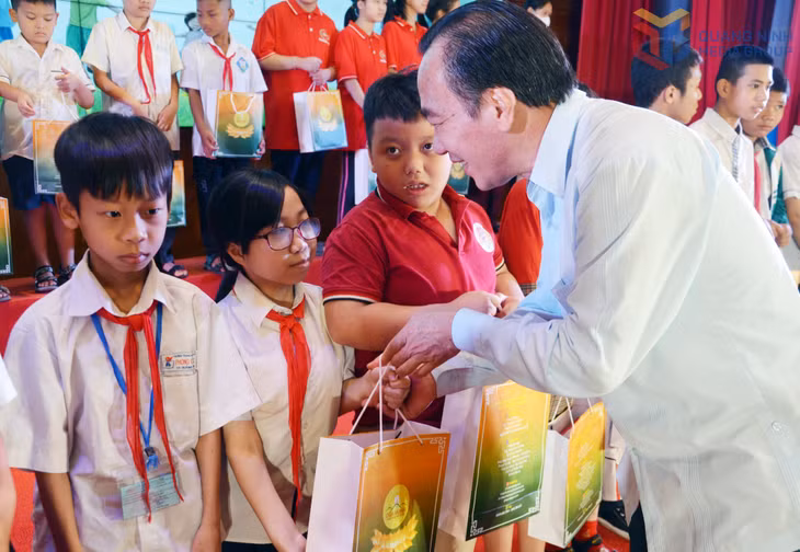 Ông Nguyễn Sách Thực Chủ tịch Hội Cứu trợ trẻ em tàn tật Việt Nam trao tặng quà cho em Nguyễn Phương Anh (phường Trần Hưng Đạo, TP Hạ Long).