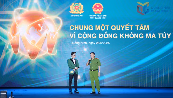 Thiếu tướng Nguyễn Ngọc Quang, Phó Cục trưởng Cục Cảnh sát Điều tra tội phạm về ma túy, Bộ Công an, giao lưu, chia sẻ với khán giả dự chương trình một số thông tin về hiểm họa ma túy.