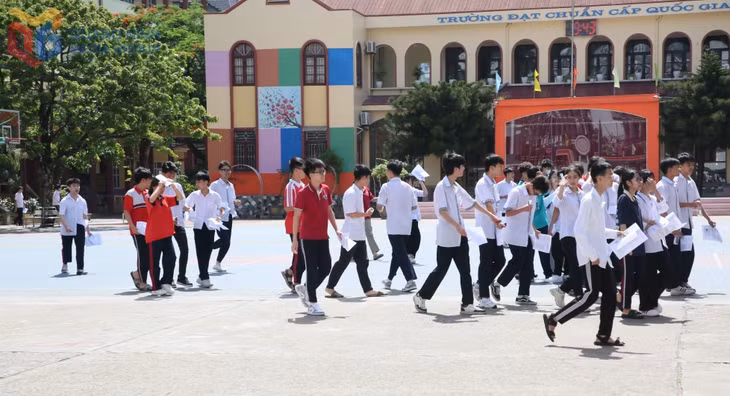 Các thí sinh dự thi tại điểm thi Trường TH, THCS &amp; THPT Văn Lang rời khỏi phòng thi sau khi hoàn thành bài thi môn Ngữ văn.