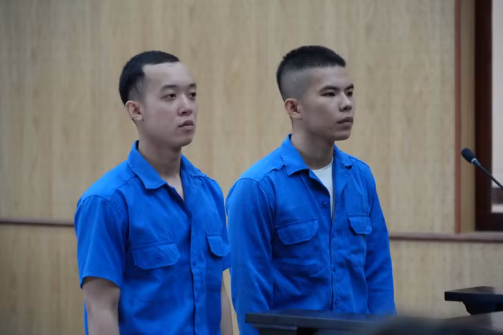 Hai bị cáo Lê Văn Triều và Vũ Quang Bình tại phiên tòa.