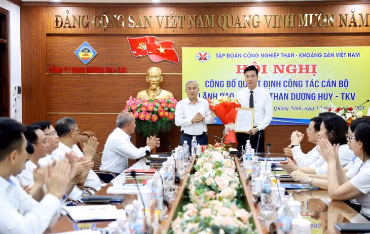 Tổng Giám đốc TKV Vũ Anh Tuấn trao quyết định cho ông Cao Việt Phương, Phó Giám đốc Công ty Than Dương Huy - TKV giữ chức vụ Quyền Giám đốc Công ty Than Dương Huy - TKV.