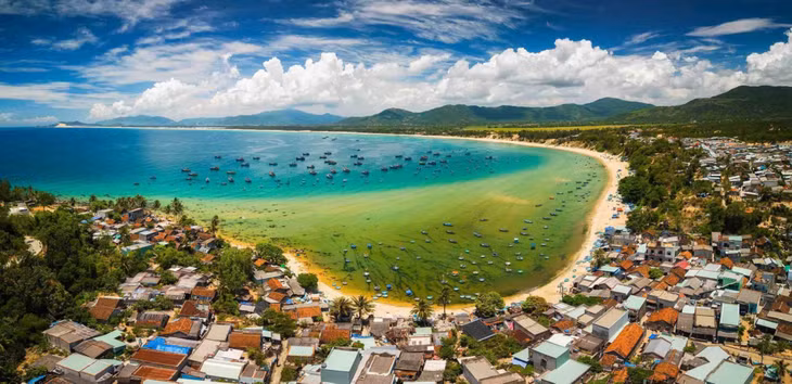 Biển trong xanh ôm lấy những dải cát trải dài, tạo nên bức tranh thiên nhiên đẹp mắt. Ảnh: Nguyễn Phan Đăng Quan