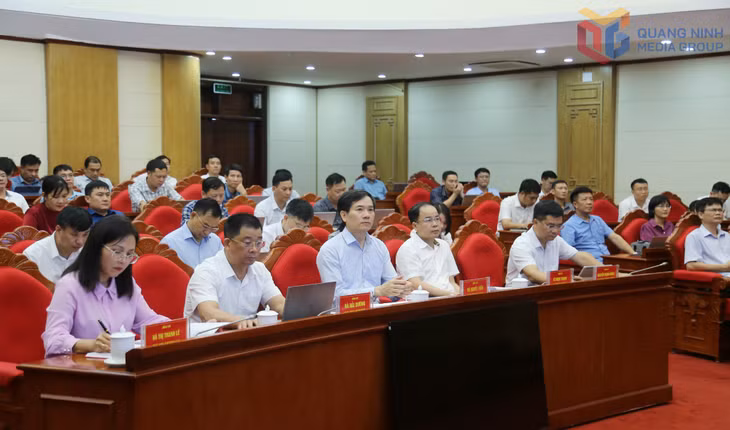 Đồng chí Vũ Quyết Tiến, Phó Bí thư Tỉnh ủy cùng các đại biểu tham dự hội nghị tại điểm cầu Quảng Ninh.