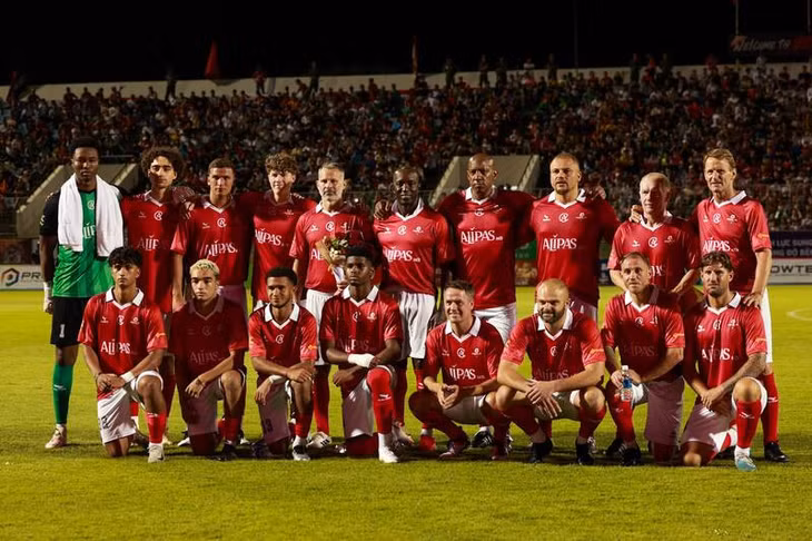 Các huyền thoại Manchester United gồm Michael Owen, Paul Scholes, Ryan Giggs, Dwight Yorke, Wes Brown, Teddy Sheringham, Dion Dublin cùng các cầu thủ trẻ.