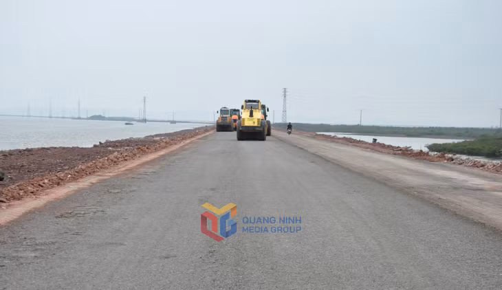Thi công dự án đường kết nối cao tốc Vân Đồn-Móng Cái đến Cảng Vạn Ninh.