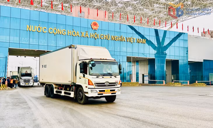 Kim ngạch xuất khẩu của doanh nghiệp trong tỉnh 5 tháng đạt trên 1,6 tỷ USD. (Trong ảnh: Hoạt động XNK tại Cửa khẩu cầu Bắc Luân II, TP Móng Cái). Ảnh: Mạnh Trường
