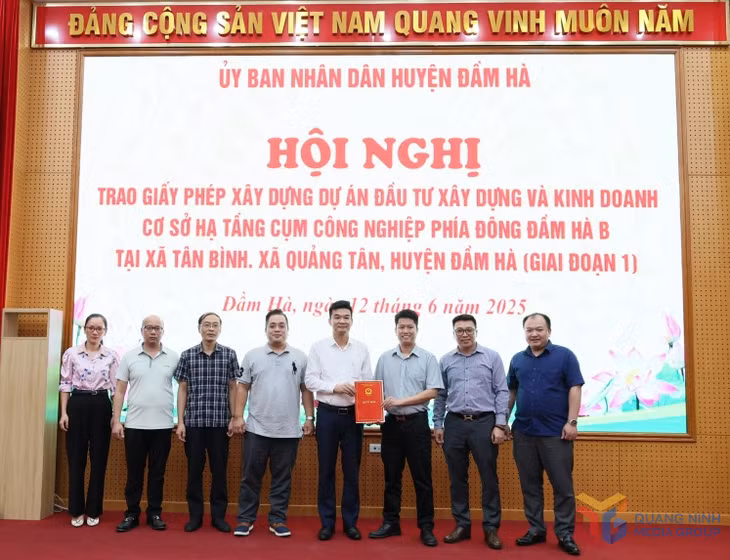 Lãnh đạo huyện Đầm Hà trao giấy phép xây dựng Dự án đầu tư xây dựng và kinh doanh cơ sở hạ tầng CCN phía Đông Đầm Hà B cho Công ty CP Shinec. Ảnh: Mai Thắm-CTV