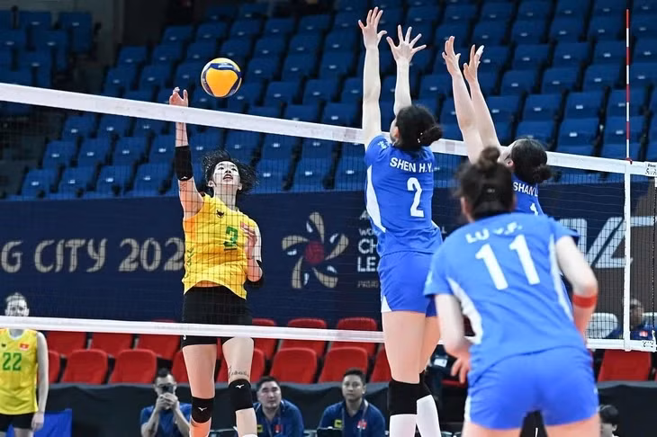 Thanh Thúy (áo vàng) là trụ cột của bóng chuyền nữ Việt Nam - Ảnh: Q.M.
