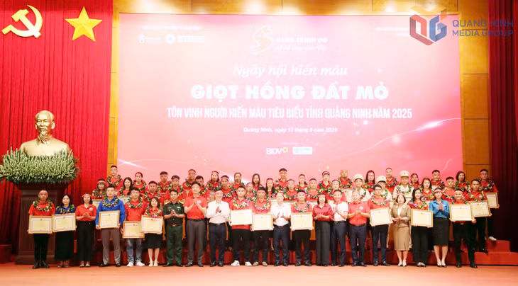12 hộ gia đình và 29 cá nhân tiêu biểu xuất sắc trong phong trào hiến máu tình nguyện được UBND tỉnh tôn vinh, khen thưởng năm 2025.