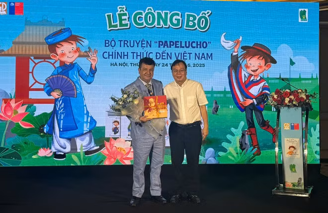 Đại sứ Chile tại Việt Nam Sergio Narea và ông Nguyễn Tiến Thanh, Chủ tịch Hội đồng thành viên, Tổng Giám đốc Nhà xuất bản Giáo dục Việt Nam trong buổi ra mắt "Papelucho." (Ảnh: Thu Hoài/Vietnam+)