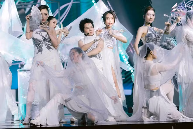 Em xinh say hi đang thu hút sự chú ý của khán giả. Ảnh: VieON.