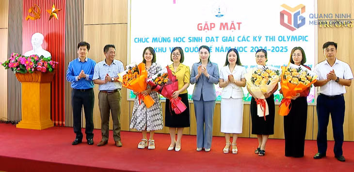 Lãnh đạo Sở GD&amp;ĐT Quảng Ninh chúc mừng các thầy cô ôn luyện đội tuyển Hóa học, Trường THPT Chuyên Hạ Long có học sinh đạt giải tại kỳ thi Olympic khu vực quốc tế năm học 2024-2025.