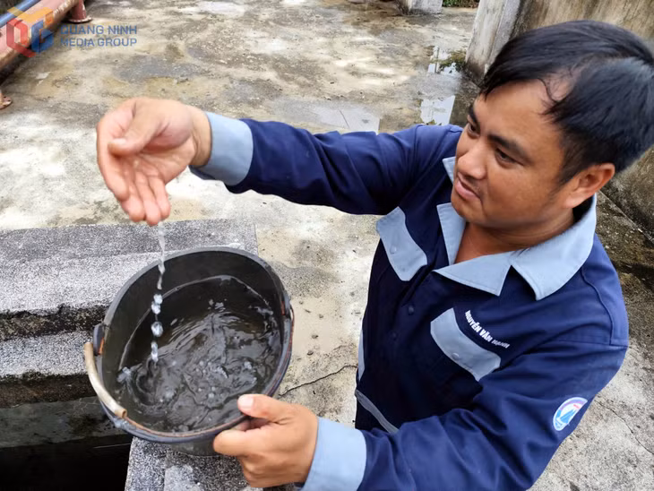 Mỗi giọt nước ngọt đều được cán bộ kỹ thuật xử lý, kiểm tra, chắt chiu phục vụ đời sống và du lịch huyện đảo.