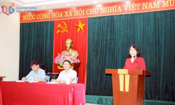 Đồng chí Trịnh Thị Minh Thanh, Phó Bí thư Thường trực Tỉnh ủy, Chủ tịch HĐND tỉnh, phát biểu tại buổi sinh hoạt chi bộ.