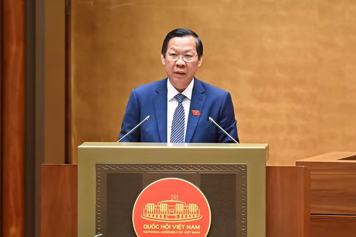 Chủ nhiệm Ủy ban Kinh tế và Tài chính Phan Văn Mãi trình bày Báo cáo tiếp thu, giải trình, chỉnh lý dự thảo Nghị quyết trước khi Quốc hội bấm nút thông qua. (Ảnh: DUY LINH)