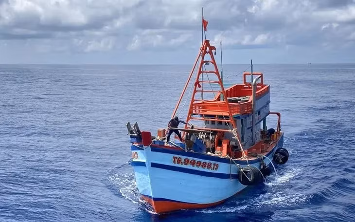 Tàu cảnh sát biển kịp thời cứu thuyền viên bị dây tời cuốn vào người ảnh 1 Tàu cảnh sát biển kịp thời cứu thuyền viên bị dây tời cuốn vào người ảnh 1