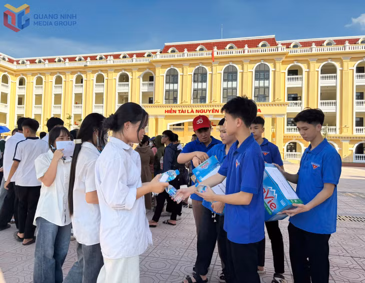 Đội thanh niên tình nguyện tặng nước uống cho thí sinh tại điểm thi Trường THPT Ba Chẽ.