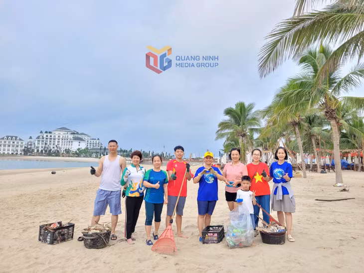Nhóm “Chiến binh diệt rác” thu gom rác thải ở bãi biển khu vực phường Bãi Cháy. Ảnh: Ngô Dịu