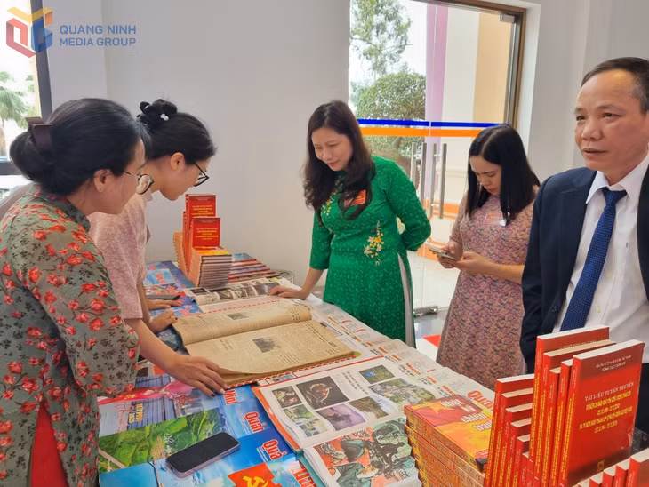 Các nhà báo của Trung tâm Truyền thông tỉnh nghiên cứu, trao đổi về những tác phẩm của thế hệ cha anh trên báo Quảng Ninh.