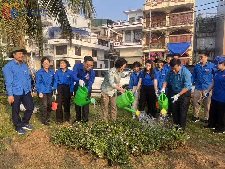 Lãnh đạo thành phố cùng các đoàn viên thanh niên tham gia trồng hoa tại hồ điều hòa phường Yết Kiêu