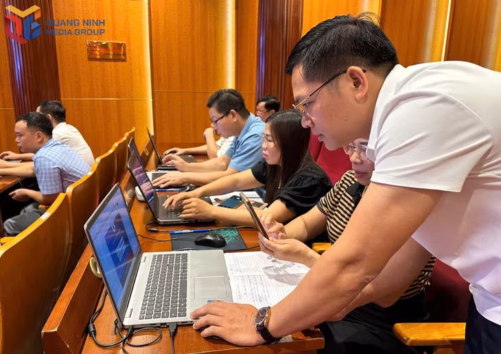 Các học viên thực hành trực tiếp.