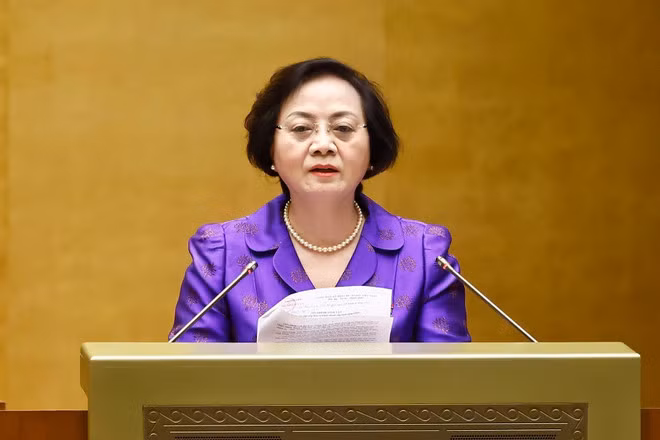 Bộ trưởng Bộ Nội vụ Phạm Thị Thanh Trà trình bày Tờ trình về việc sắp xếp đơn vị hành chính cấp tỉnh năm 2025. (Ảnh: TTXVN)