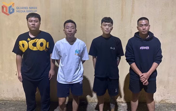 Các đối tượng bị bắt giữ, trong đó Đỗ Minh Tú (áo trắng) là kẻ chủ mưu cầm đầu.