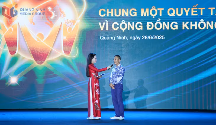 Chương trình tổ chức giao lưu, lắng nghe chia sẻ của anh Phạm Tất Nghĩa, Chủ nhiệm Câu lạc bộ “Bạn giúp bạn” (Cẩm Phả, Quảng Ninh) - một mô hình tiêu biểu trong việc đồng hành, tiếp sức và giúp đỡ những người sau cai nghiện.