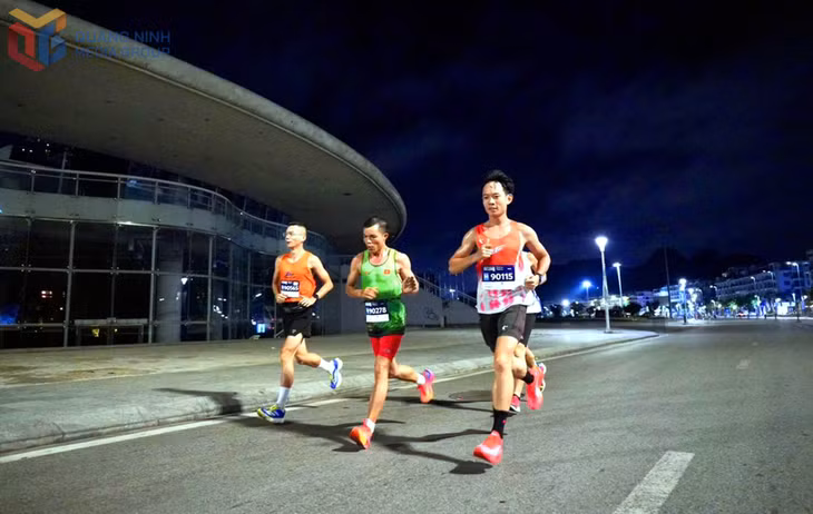 Các runner thi đấu ở cự ly dài 42 km trước đó đã tranh thủ trời mát chinh phục đường chạy Hạ Long.
