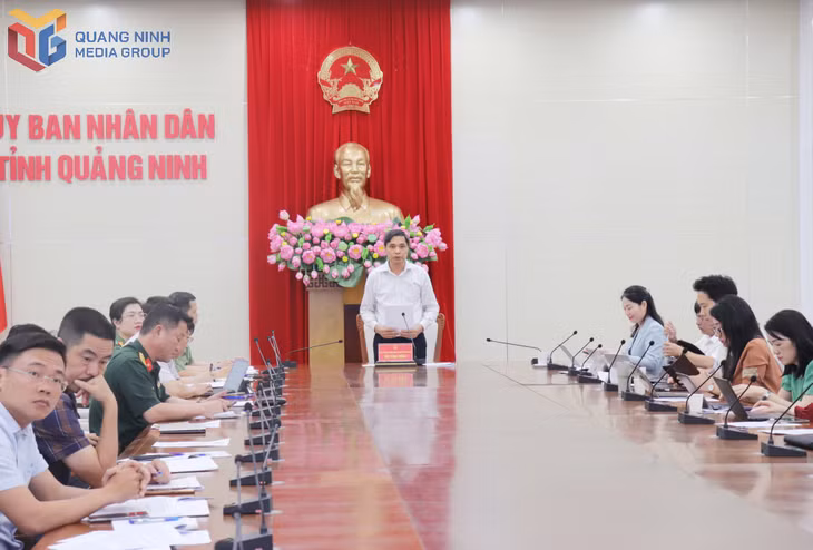Đồng chí Vũ Văn Diện, Phó Chủ tịch Thường trực UBND tỉnh phát biểu tại hội nghị.