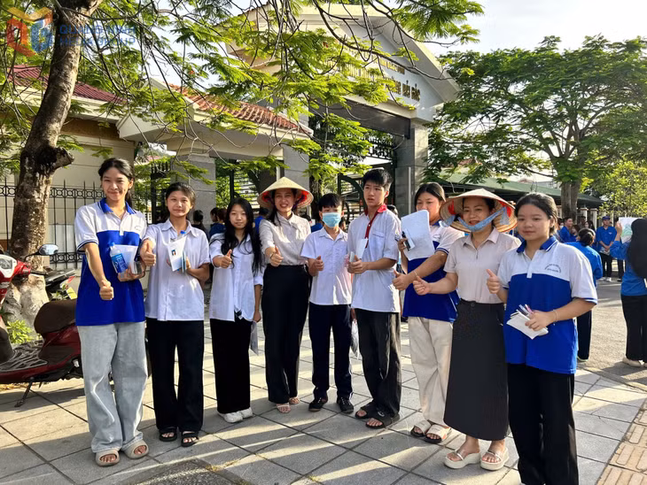 Sự chủ động trong công tác tổ chức và đảm bảo đầy đủ các điều kiện thi, đã giúp cho các thí sinh an tâm, tự tin làm bài, góp phần bảo đảm kỳ thi tuyển sinh lớp 10 không chuyên năm học 2025-2026 diễn ra thành công tốt đẹp. Ảnh: Lưu Linh.
