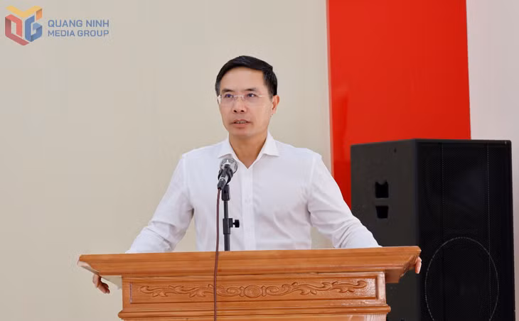 Đồng chí Phạm Đức Ấn, Phó Bí thư Tỉnh ủy, Chủ tịch UBND tỉnh, phát biểu tại buổi sinh hoạt.
