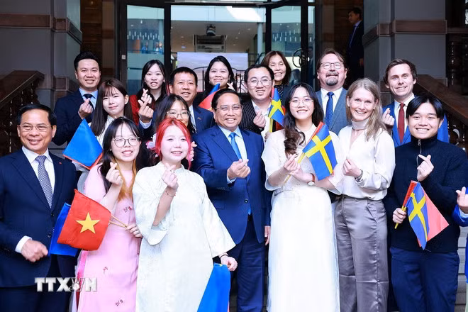 Thủ tướng Phạm Minh Chính với sinh viên, lưu học sinh Việt Nam tại Đại học Kinh tế Stockholm. (Ảnh: Dương Giang/TTXVN)