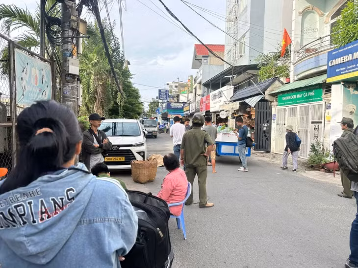 Hiện trường vụ tai nạn giữa xe lôi và xe máy khiến người đàn ông tử vong.