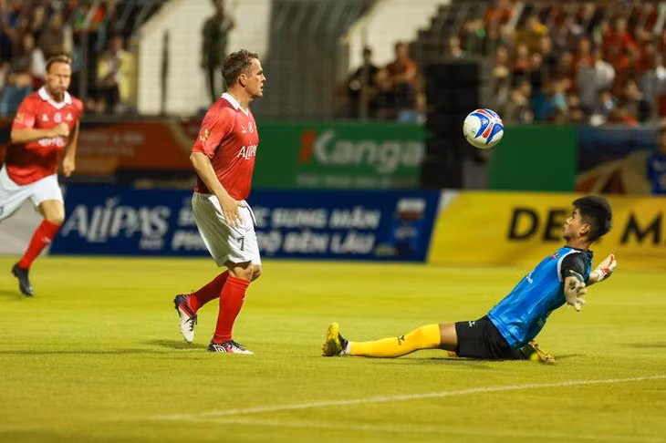 Khoảnh khắc Michael Owen ghi bàn thắng đầu tiên.