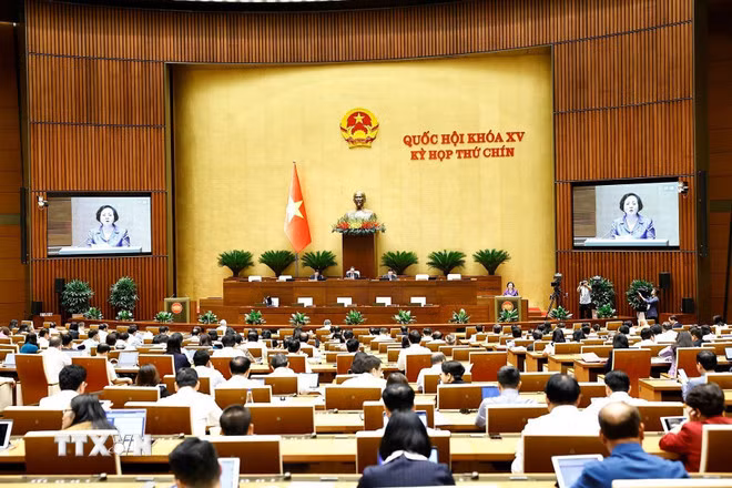 Bộ trưởng Bộ Nội vụ Phạm Thị Thanh Trà trình bày Tờ trình về việc sắp xếp đơn vị hành chính cấp tỉnh năm 2025. (Ảnh: Doãn Tấn/TTXVN)