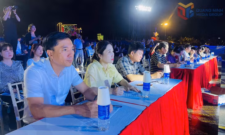Đại diện lãnh đạo sở, ngành và hội đồng cố vấn nghệ thuật tham gia tổng duyệt.