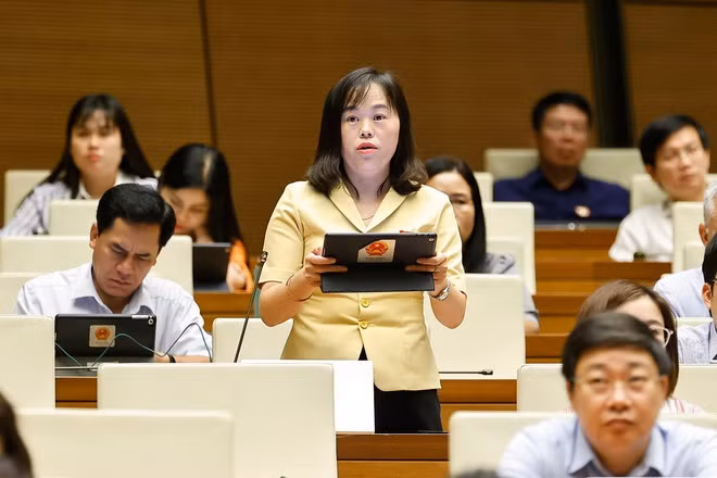 Đại biểu Quốc hội tỉnh Yên Bái Khang Thị Mào đặt câu hỏi chất vấn. (Ảnh: Doãn Tấn/TTXVN)