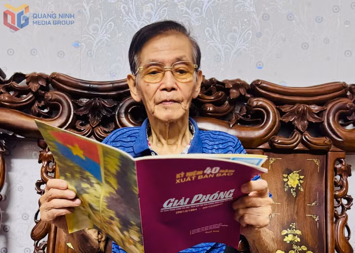 Ông Lương Hùng Thanh xem lại những tờ báo cũ.