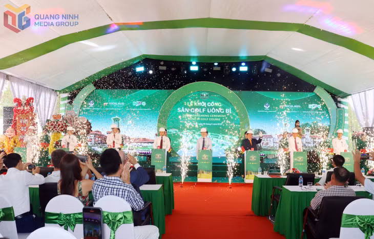 Các đại biểu thực hiện nghi thức nhấn nút khởi công dự án Sân golf Đông Triều.