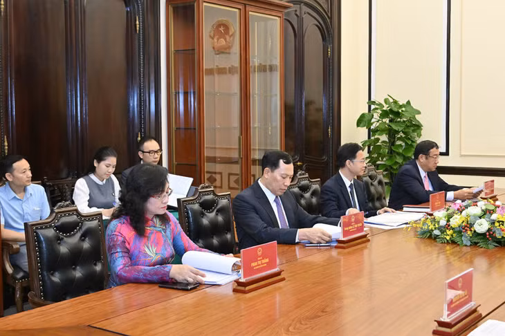 Các đại biểu tham dự điện đàm.