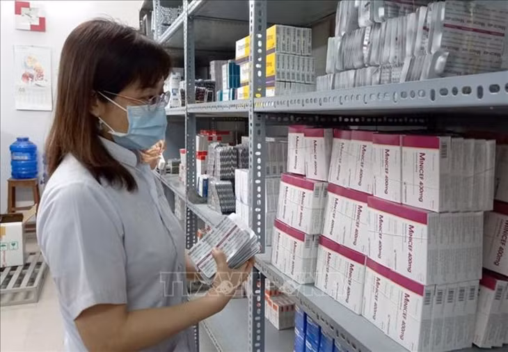 Nhân viên y tế bổ sung số thuốc mới được cung ứng vào quầy thuốc bảo hiểm y tế. Ảnh minh họa: Xuân Triệu/TTXVN