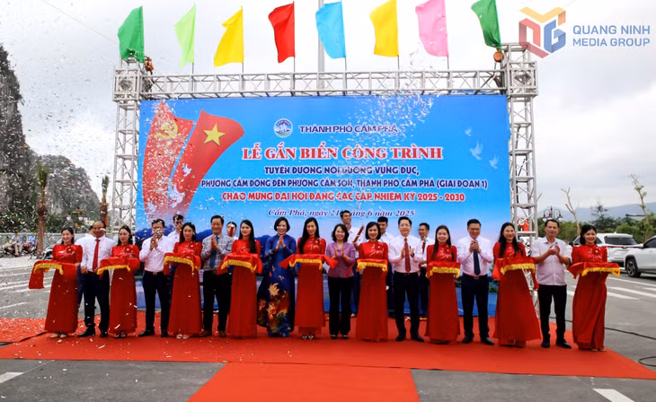Đồng chí Trịnh Thị Minh Thanh, Phó Bí thư Thường trực Tỉnh ủy, Chủ tịch HĐND tỉnh cùng lãnh đạo thành phố Cẩm Phả thực hiện nghi thức cắt băng khánh thành công trình
