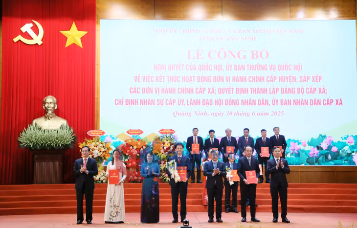 Ban Thường vụ Tỉnh uỷ trao các quyết định của Tỉnh ủy, Ban Thường vụ Tỉnh ủy, các Nghị quyết của HĐND tỉnh và tặng hoa chúc mừng Đảng bộ phường Đông Triều (5-2025). Ảnh: PV