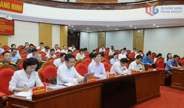 Đồng chí Vũ Quyết Tiến, Phó Bí thư Tỉnh ủy cùng các đại biểu dự hội nghị tại điểm cầu Quảng Ninh.