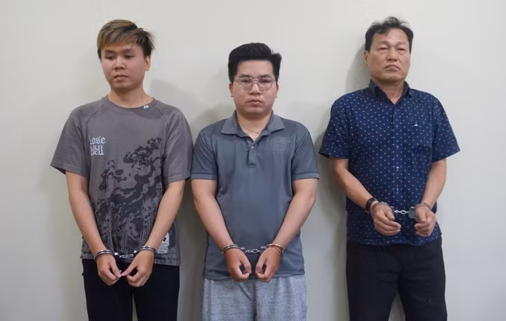 Các đối tượng (từ trái qua) bị bắt tạm giam gồm Nguyễn Hoàng Tân, Nguyễn Đức Minh, Lê Văn Cần.