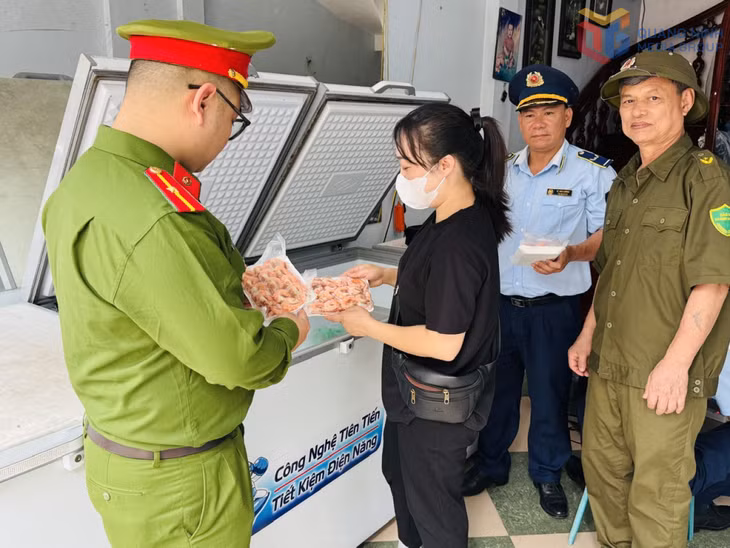 Công an phường Bãi Cháy phối hợp kiểm tra cơ sở kinh doanh thực phẩm đông lạnh không rõ nguồn gốc xuất xứ.
