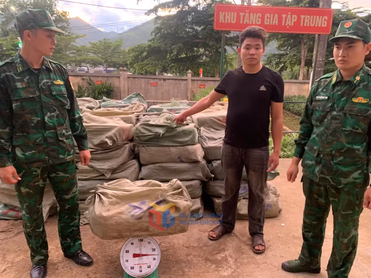 Đối tượng Phù Dảu Sềnh và tang vật bị BĐBP bắt giữ